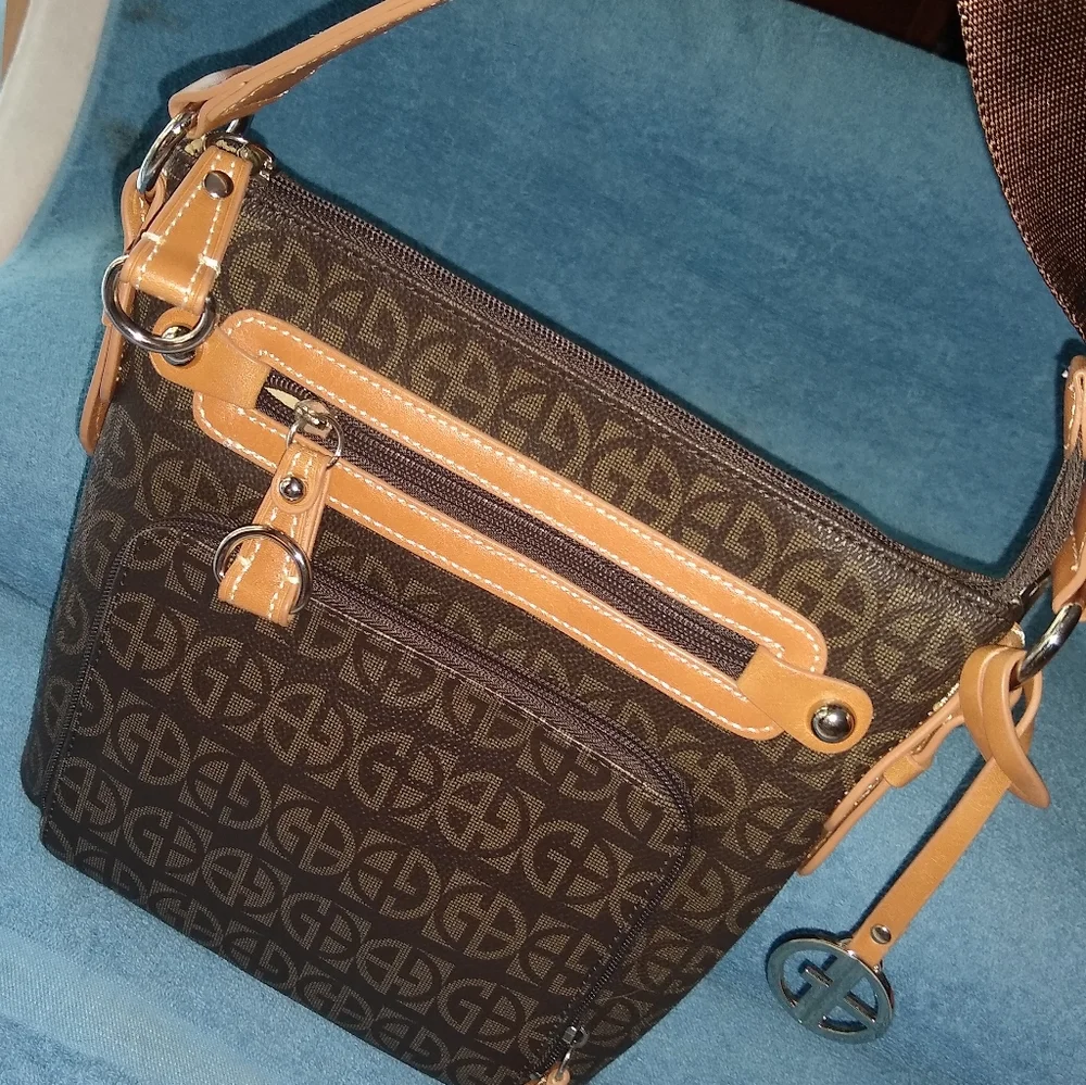 Giani Bernini block signature crossbody bag.